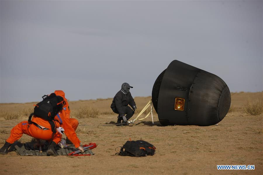 Re-entry capsule of SJ-10 lands in N. China