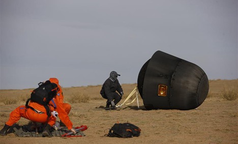 Re-entry capsule of SJ-10 lands in N. China