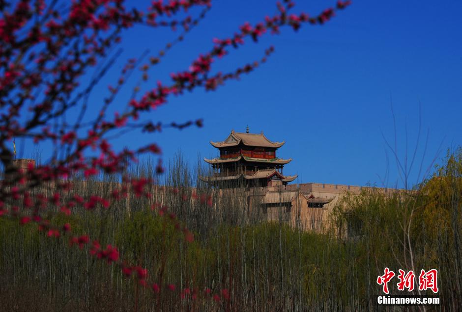 Soak in the spring scenery at Jiayuguan Pass