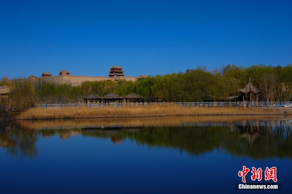 Soak in the spring scenery at Jiayuguan Pass