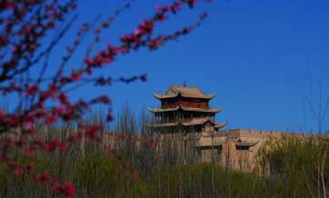 Soak in the spring scenery at Jiayuguan Pass