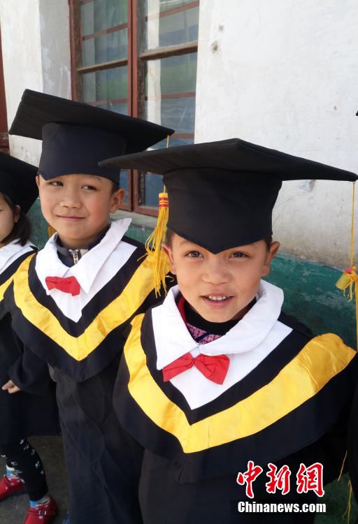 Volunteers take photos for left-behind children in bachelor gowns