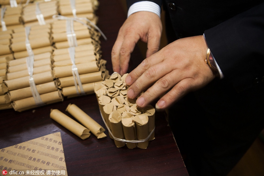 Too much money can be bad? Try counting 100,000 yuan in coins