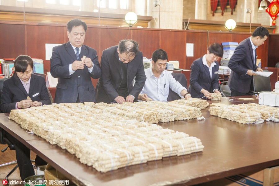 Too much money can be bad? Try counting 100,000 yuan in coins