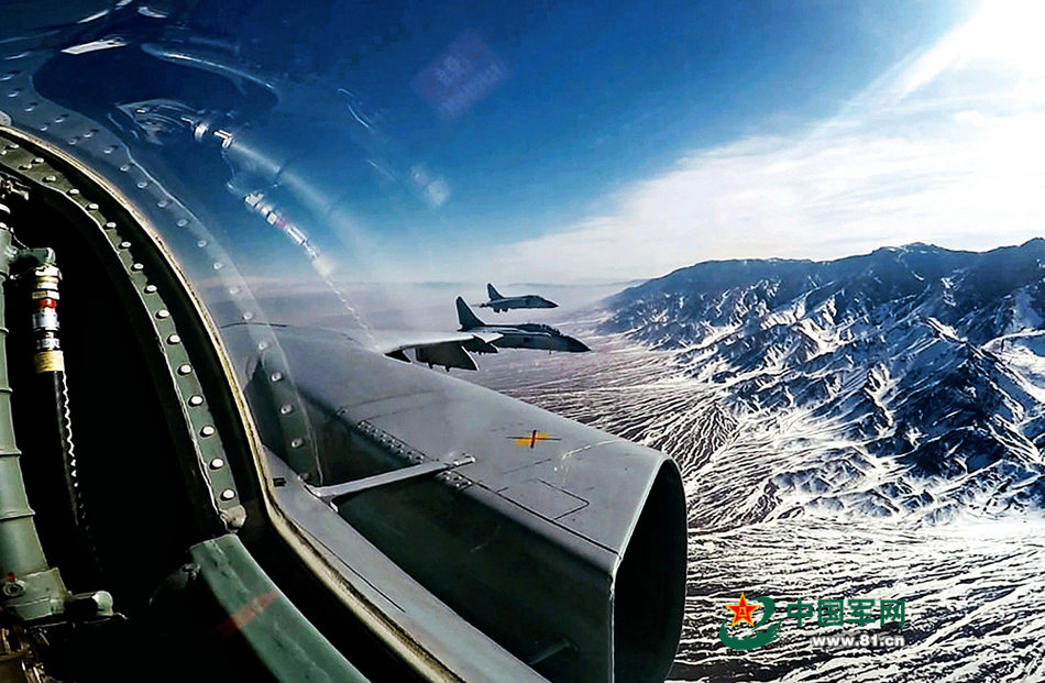 Xinjiang-based aviation troops conduct realistic training