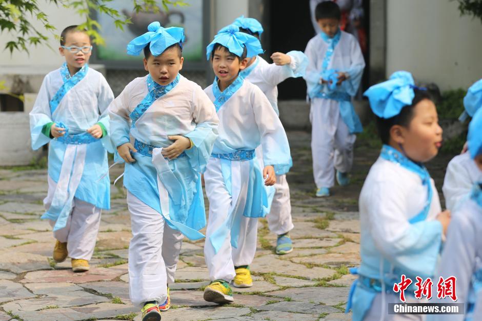 Elementary school students attend growth ceremony in traditional costumes