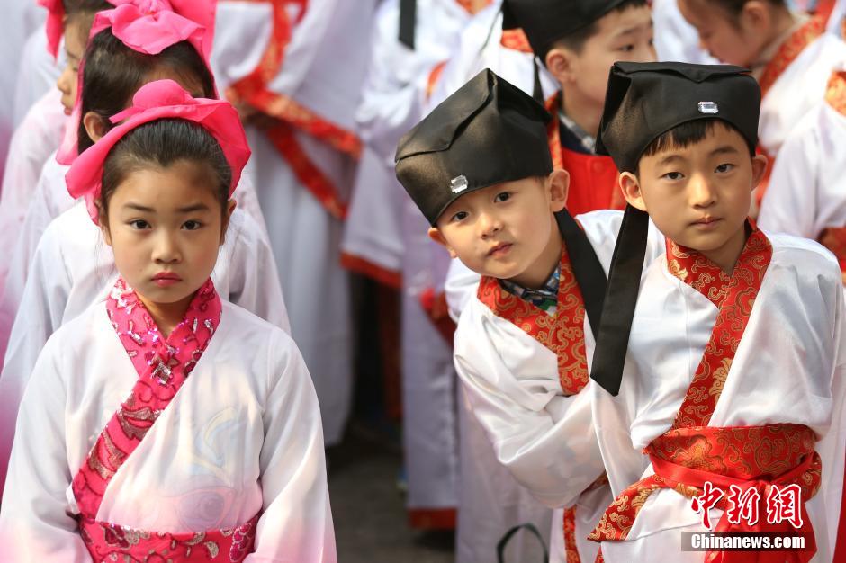 Elementary school students attend growth ceremony in traditional costumes