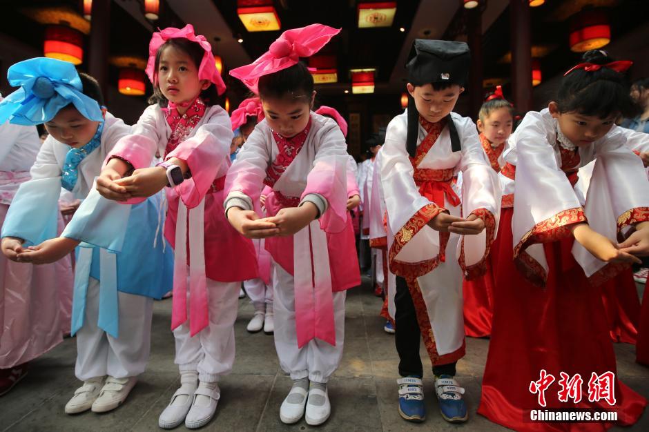 Elementary school students attend growth ceremony in traditional costumes