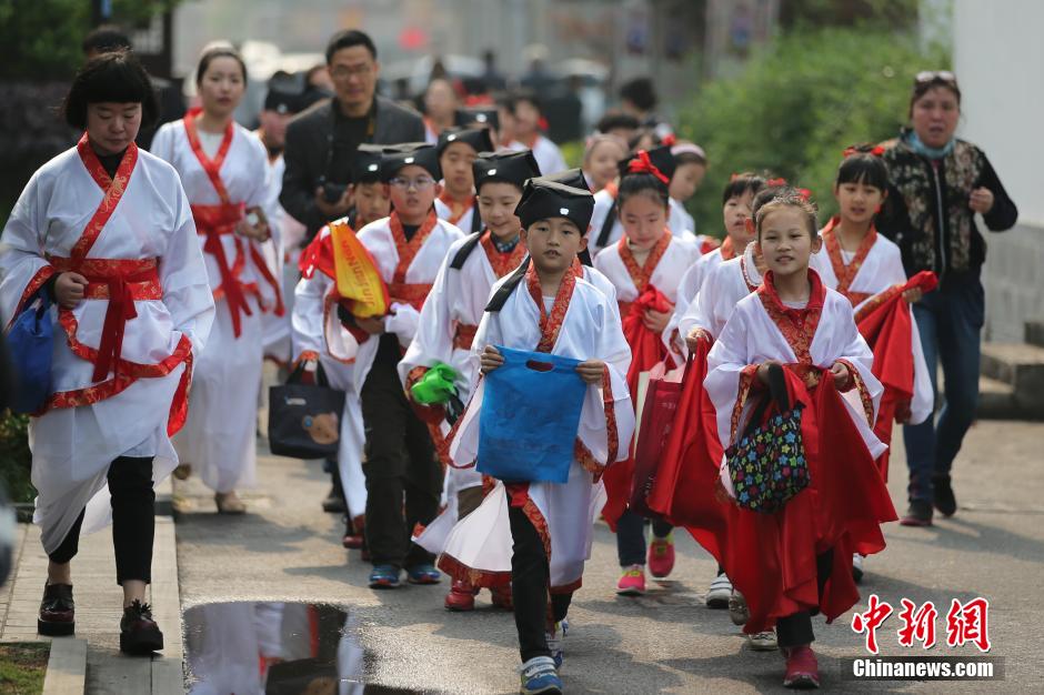 Elementary school students attend growth ceremony in traditional costumes