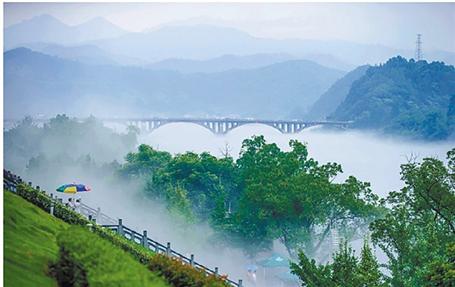 Mist-shrouded Xin'an river in Zhejiang
