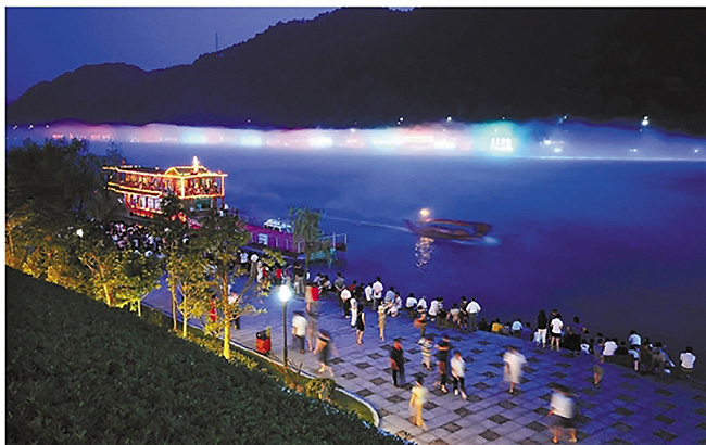 Mist-shrouded Xin'an river in Zhejiang