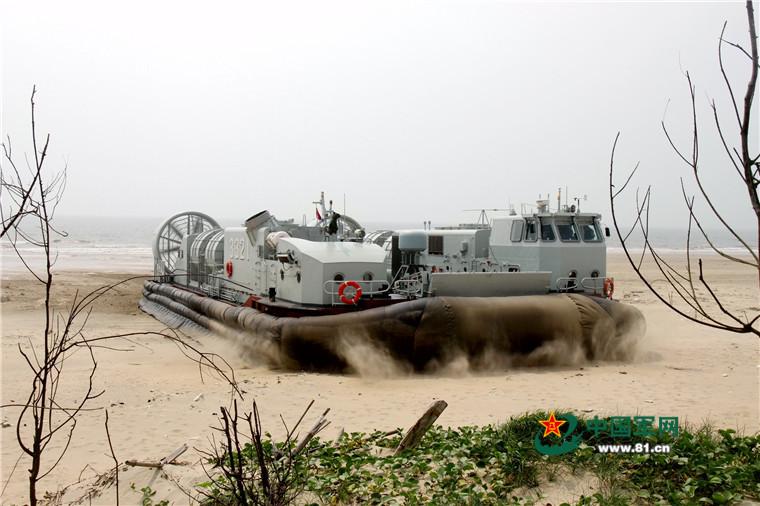 Chinese navy's air-cushioned landing crafts in training