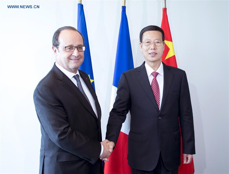 Zhang Gaoli meets Hollande on sidelines of Paris Agreement's signing ceremony