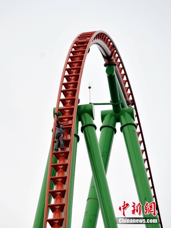 Man successfully climbs up 77 meter high roller coaster 7