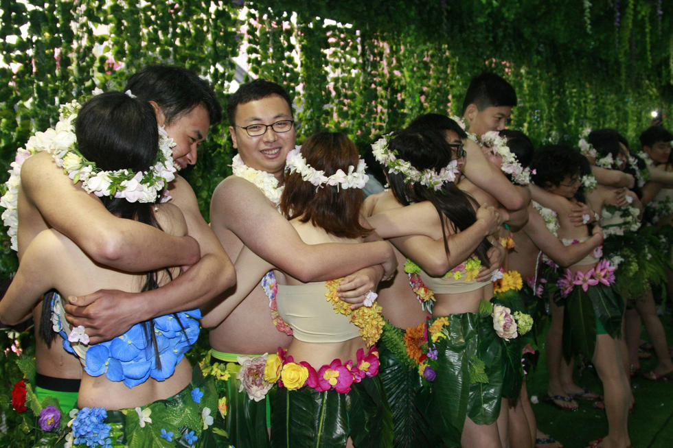 20 post-90s couples hold ’naked marriage‘ in E. China