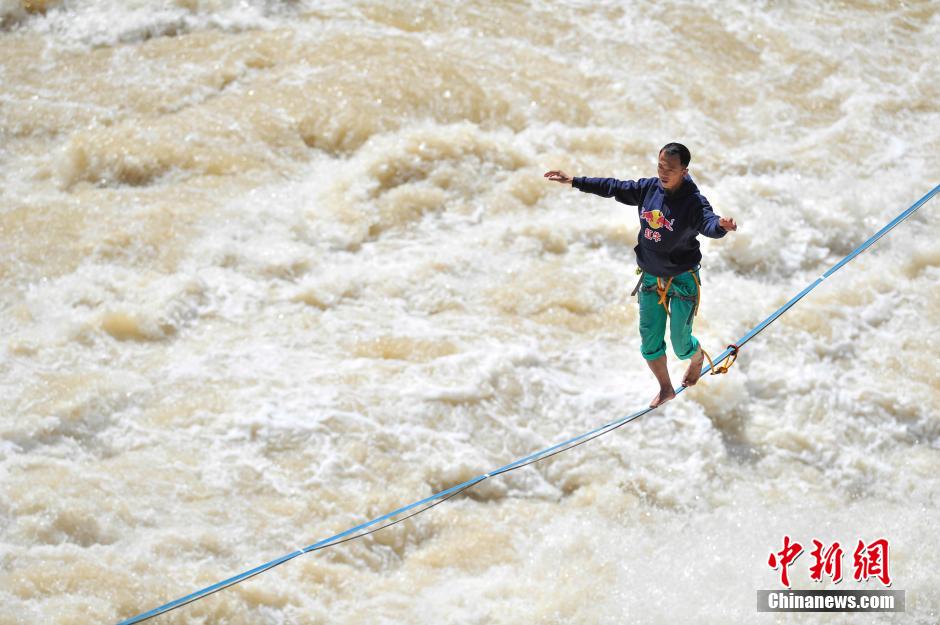 Stunning! Chinese man walks slackline across Tiger Leaping Gorge