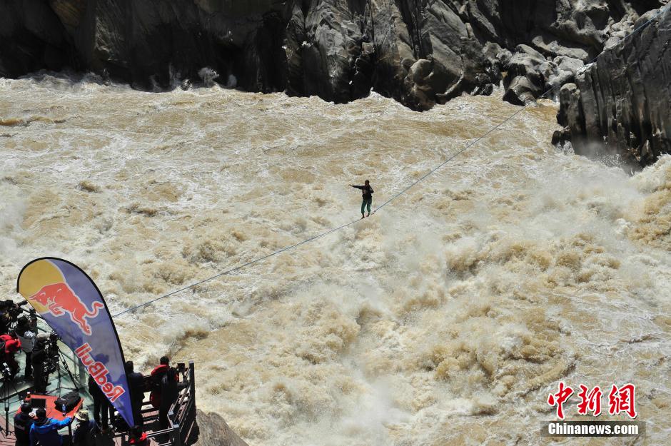 Stunning! Chinese man walks slackline across Tiger Leaping Gorge