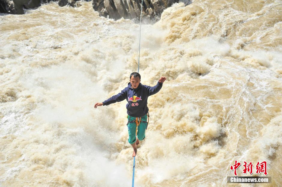 Stunning! Chinese man walks slackline across Tiger Leaping Gorge