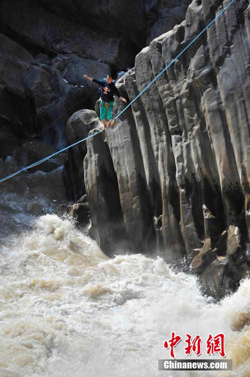 Stunning! Chinese man walks slackline across Tiger Leaping Gorge