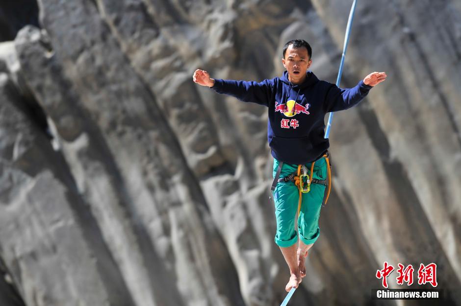 Stunning! Chinese man walks slackline across Tiger Leaping Gorge