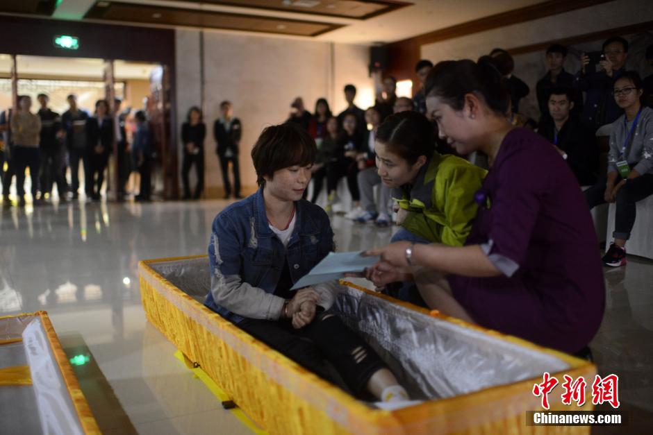 College students experience 'death' in Chongqing