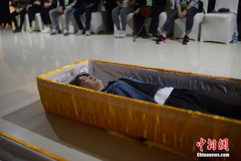 College students experience 'death' in Chongqing