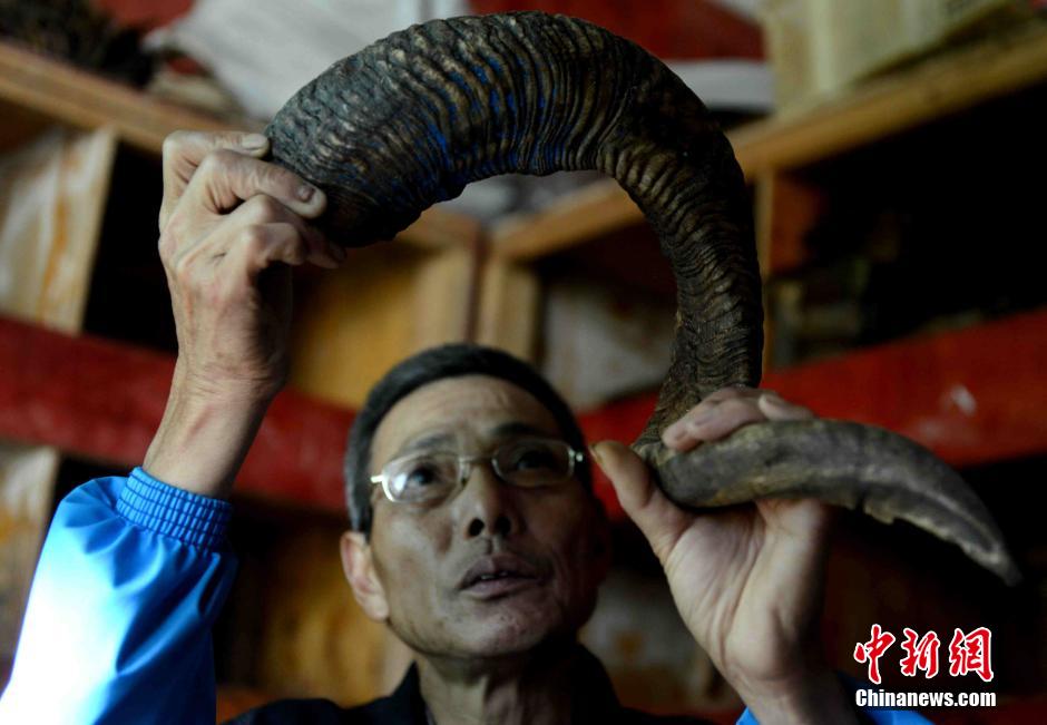 Production process of hand-made horn combs in Fuzhou