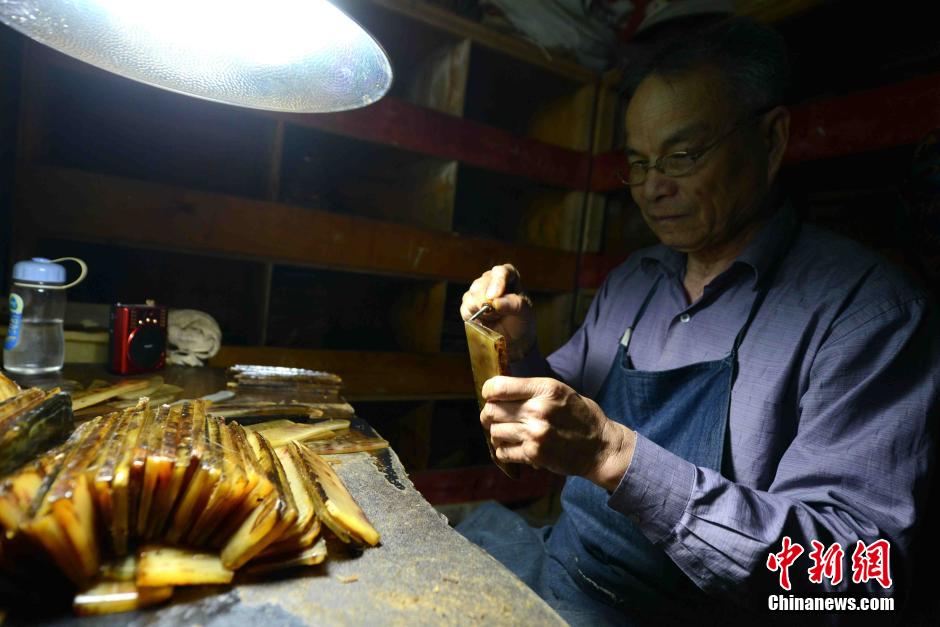 Production process of hand-made horn combs in Fuzhou