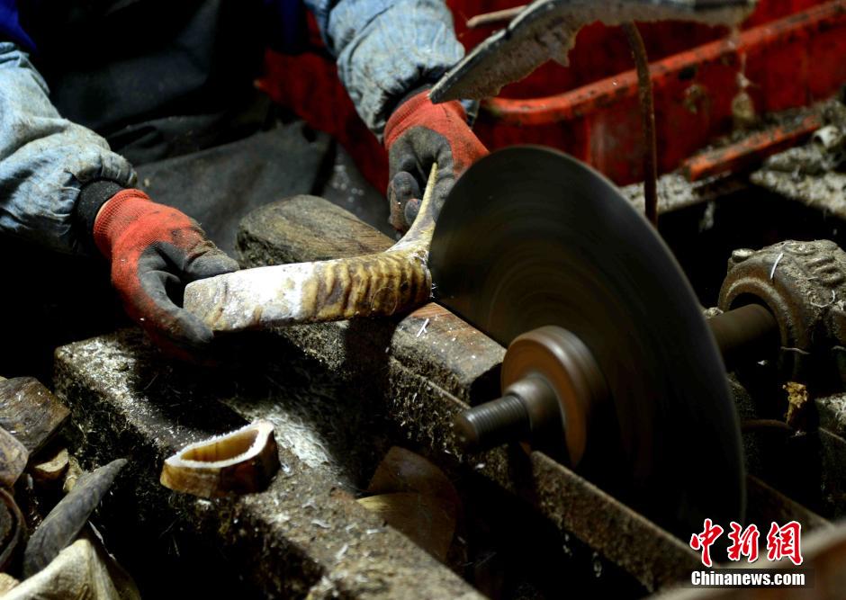 Production process of hand-made horn combs in Fuzhou