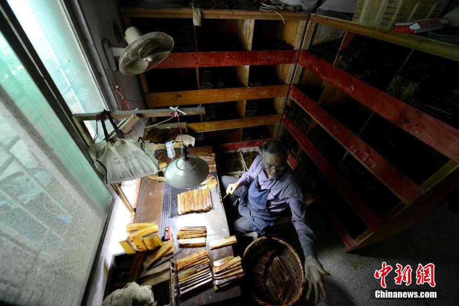 Production process of hand-made horn combs in Fuzhou