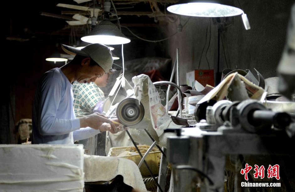 Production process of hand-made horn combs in Fuzhou