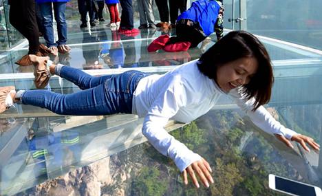 Glass sightseeing platform in Beijing scenic spot opens