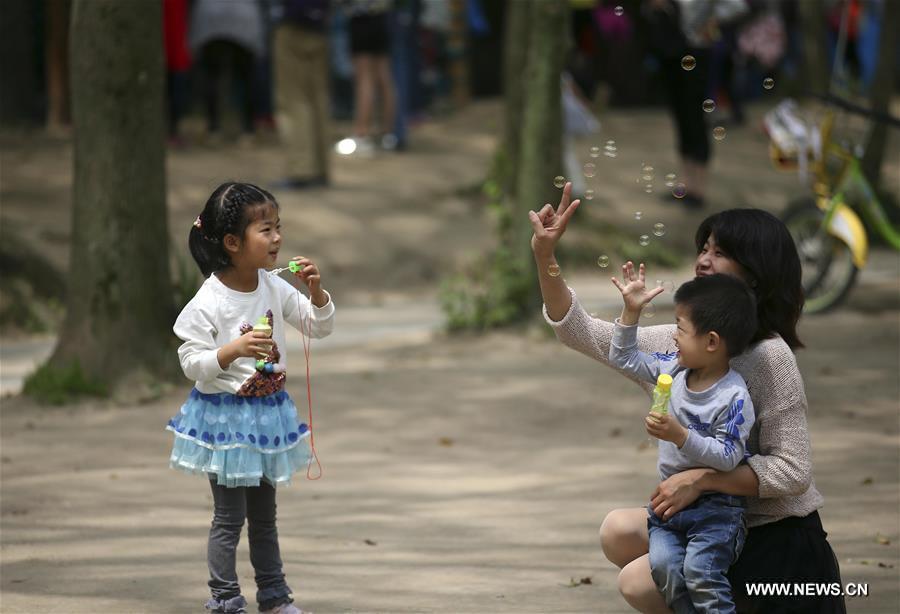 Chinese attend various activities in May Day holidays