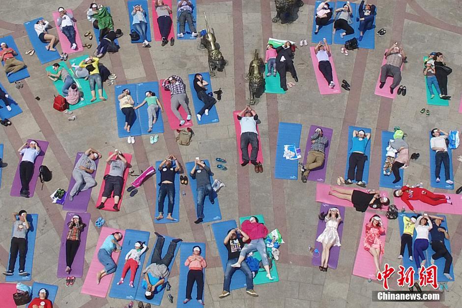 Outdoor sleeping contest held in Suzhou