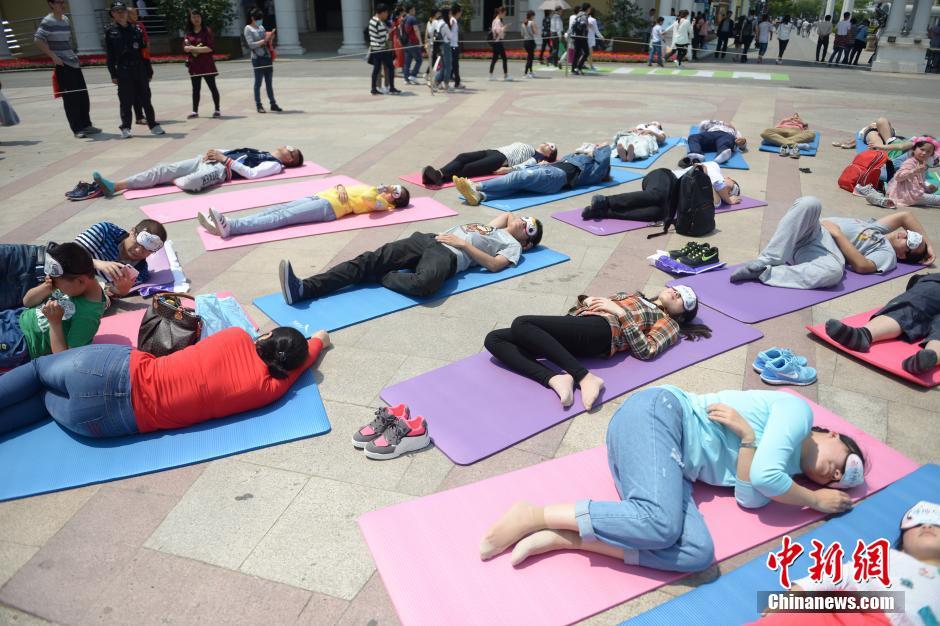 Outdoor sleeping contest held in Suzhou