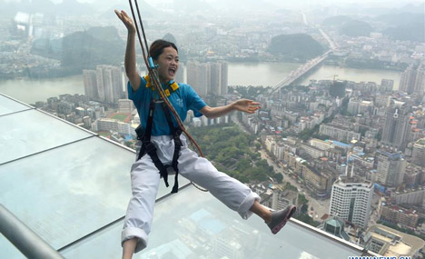 Yunding plank road attracts crowds in S China