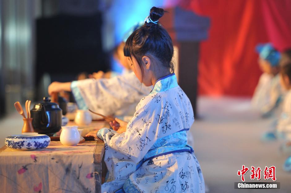 Pupils wear traditional costumes at tea expo in Sichuan