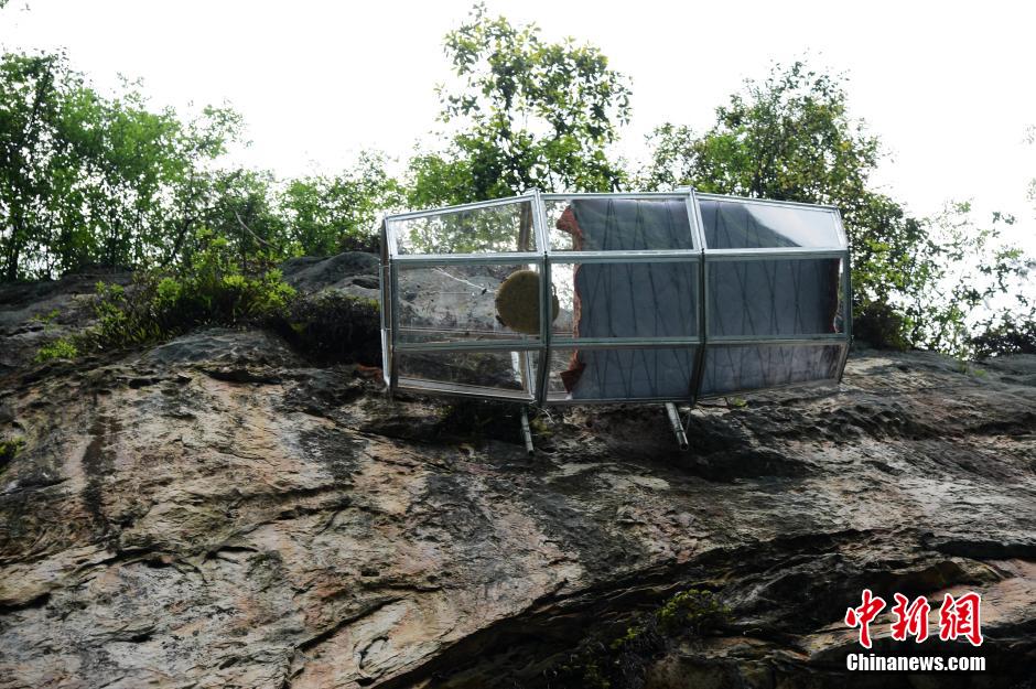 Dare you sleep in a glass room clinging to a cliff?