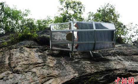 Dare you sleep in a glass room clinging to a cliff?