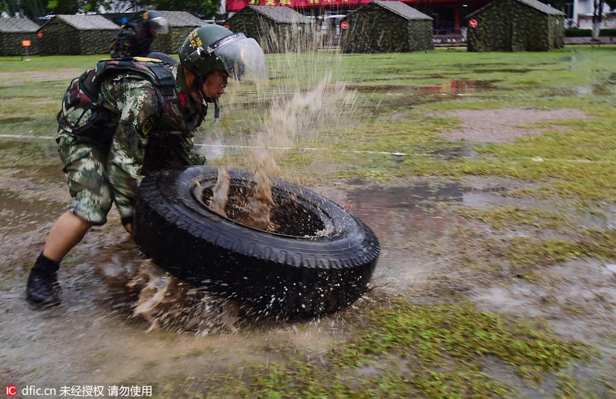 Guangdong armed police conducts military skill competition in rain