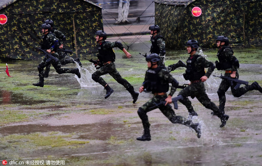 Guangdong armed police conducts military skill competition in rain