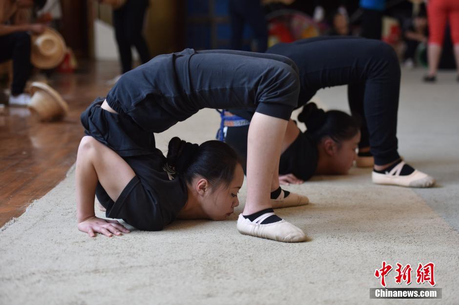 Contortion performers in training