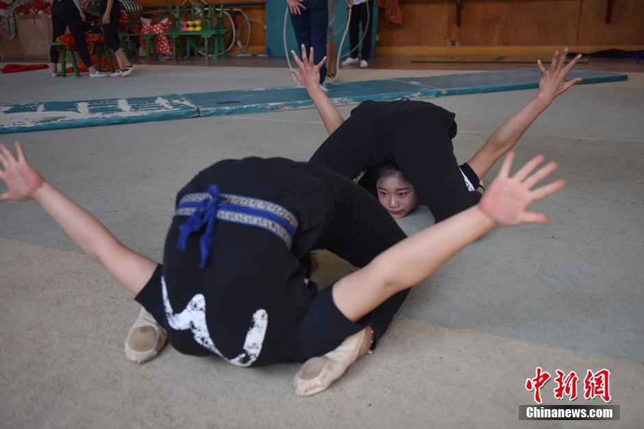 Contortion performers in training