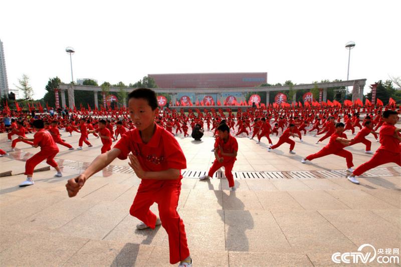 2,000 children stage martial art performance in Shandong
