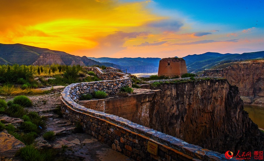 Picturesque Laoniuwan Valley, where the Great Wall meets the Yellow River