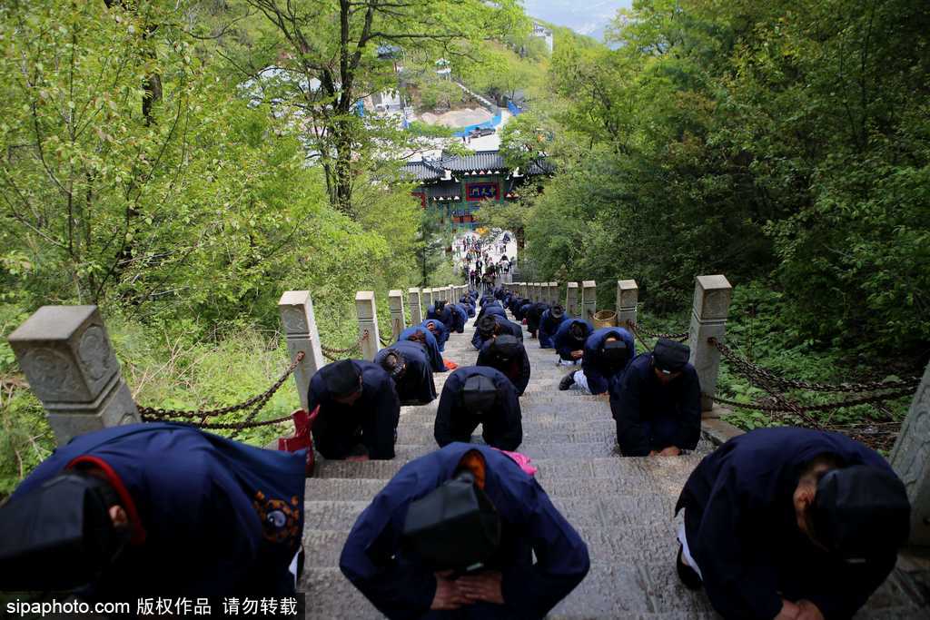 Worship on bended knees: Taoist's pilgrimage