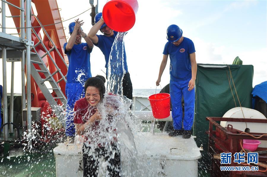 China's deep-sea sub Jiaolong dives in western Pacific Ocean