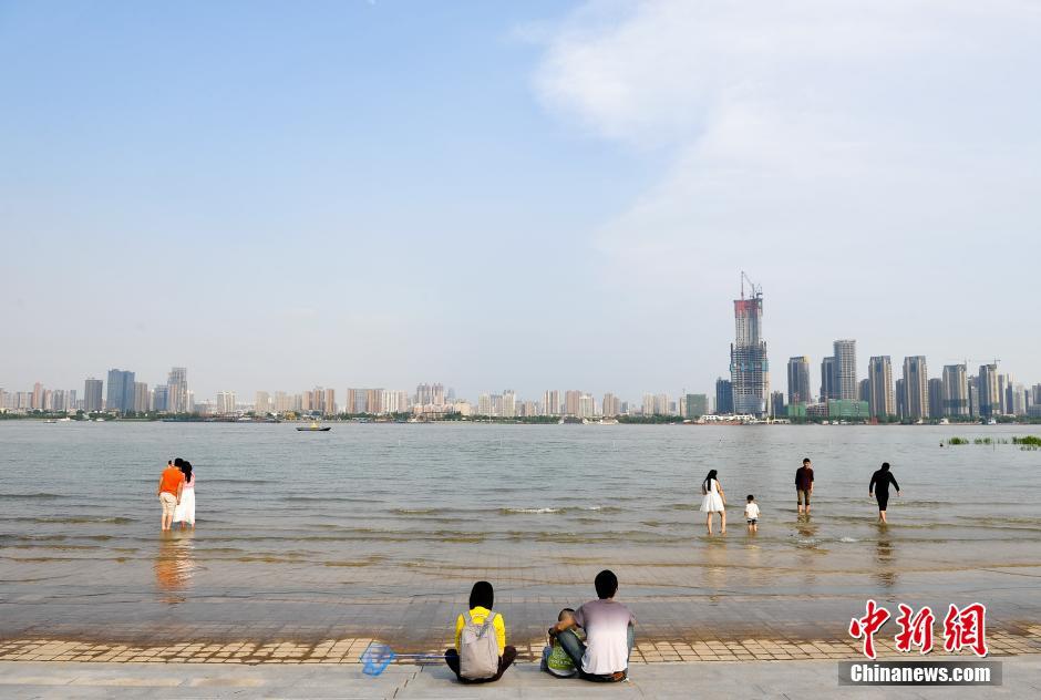 Flood turns square by Yangtze River into water park