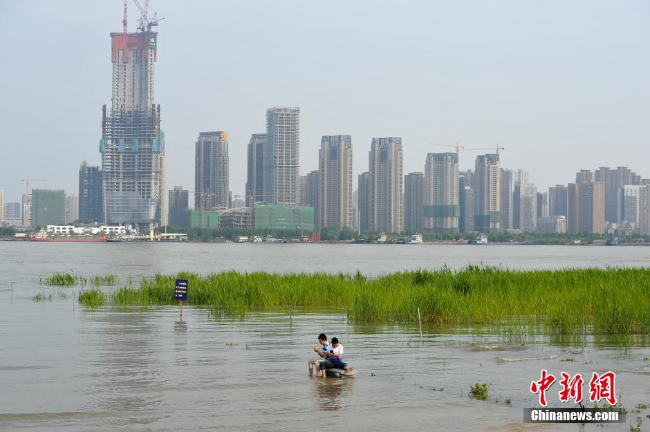 Flood turns square by Yangtze River into water park