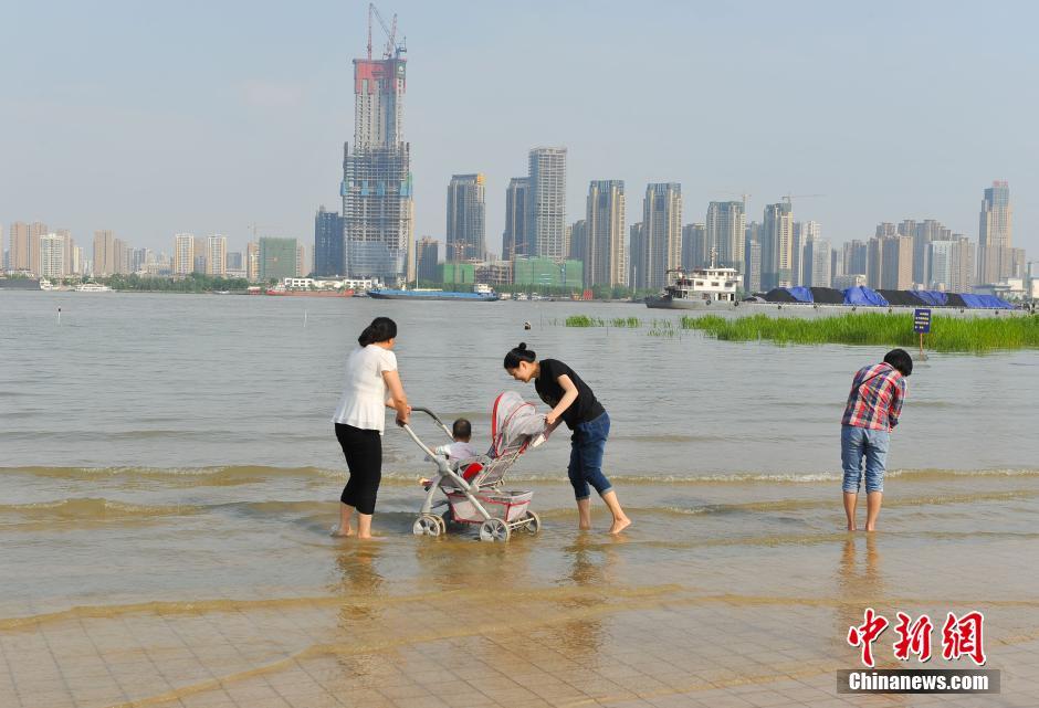 Flood turns square by Yangtze River into water park